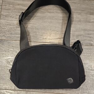 NWOT Halara Black Adjustable Waist Bag